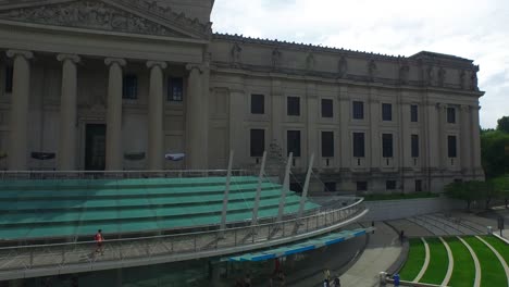 Wunderschöne-Umlaufende-Luftaufnahme,-Beginnend-Mit-Dem-Schild-Des-Brooklyn-Museums,-Das-Herausgezogen-Wird,-Um-Die-Skyline-Von-New-York-In-4K-Freizugeben