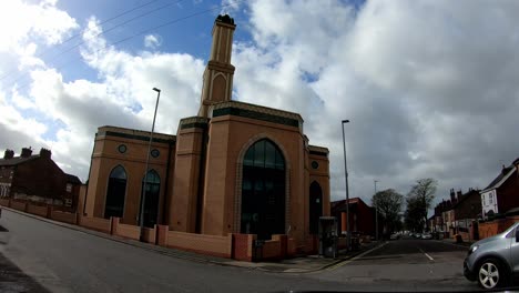 Zeitraffer,-Zeitrafferansicht-Der-Gilani-Noor-Moschee-In-Longton,-Stoke-On-Trent,-Staffordshire,-Die-Neue-Moschee,-Die-Für-Die-Wachsende-Muslimische-Gemeinschaft-Gebaut-Wird,-Um-Anzubeten-Und-Sich-Zu-Versammeln