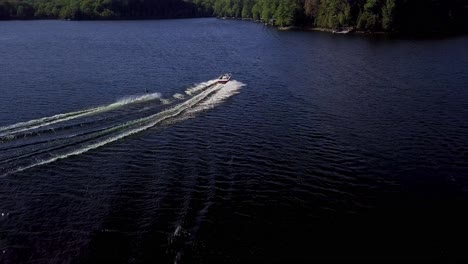 Wasserski-Für-Mädchen,-Weite-Drohnenverfolgungsansicht-Aus-Der-Luft