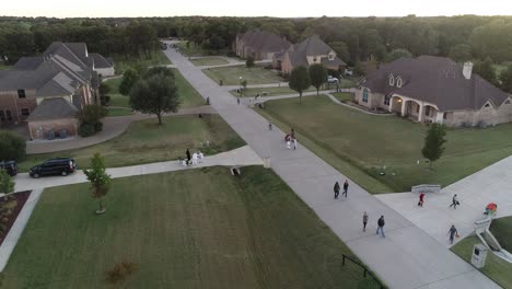 Este-Es-Un-Video-Aereo-De-Truco-O-Trato-De-Niños-En-La-Noche-De-Halloween-En-Un-Vecindario-En-Double-Oak-Texas