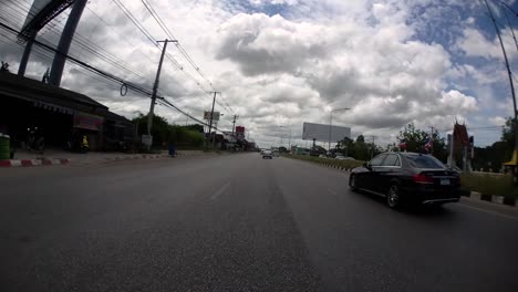 Este-Es-Un-Lapso-De-Tiempo-Con-Una-Cámara-De-Acción-Montada-Frente-Al-Camión,-Conduciendo-De-Pranburi-A-Hua-Hin-Y-De-Hua-Hin-A-Bangkok-En-Phet-Kasem-Road