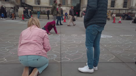 Menschen-Machen-Street-Art-Auf-Dem-Trafalgar-Square