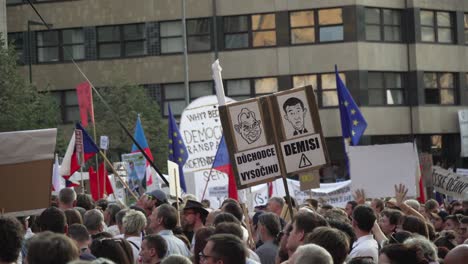 Nahaufnahme-Von-Transparenten-Bei-Demonstration,-Prag,-Tschechische-Republik