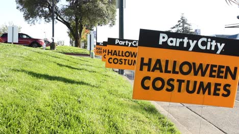 Party-City-Retail-Disfraces-De-Halloween-Signos-En-El-Césped