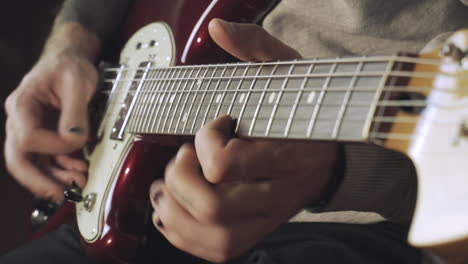 Manos-Con-Un-Esmalte-De-Uñas-Negro-En-Mal-Estado-Tocando-La-Guitarra