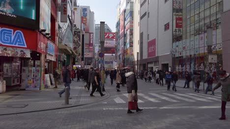 Inclinación-En-Cámara-Lenta-Hacia-Arriba-A-Través-De-Akihabara-Mirando-Hacia-El-Distrito-Comercial-De-La-Ciudad-Eléctrica