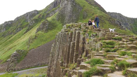 Touristen-Klettern-Auf-Die-Felsen-Des-Giant&#39;s-Causeway-In-Irland