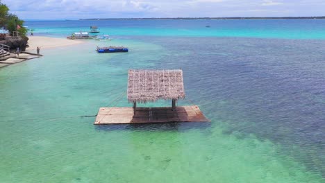 Reetgedeckter-Unterschlupf-Auf-Einem-Schwimmsteg-Am-Strand-Auf-Den-Philippinen