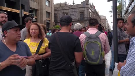 Mexicanos-Caminando-Por-La-Calle-Madero