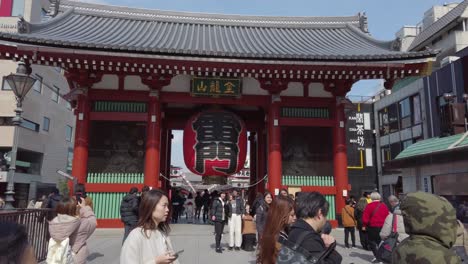 Entrada-De-Kaminarimon-Al-Templo-Sensoji,-Movimiento-Lento-Sobre-La-Puerta