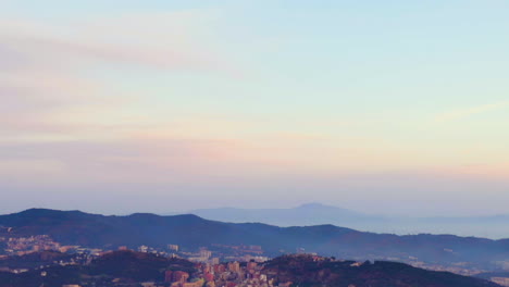 Stadtbild-Der-Sagrada-Familia-Und-Der-Stadt-Bei-Sonnenaufgang,-Spanien