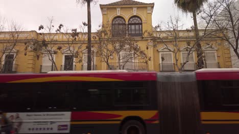 Inclinar-Hacia-Abajo,-Edificio-Amarillo-Jardines-Del-Valle-Escuela-Primaria-En-Sevilla,-España