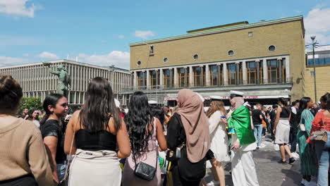 Enthusiastische-Junge-Frauengruppe-Feiert-Abschlussfeier-Auf-Dem-Götaplatsen-Platz,-Göteborg,-Schweden,-Handheld