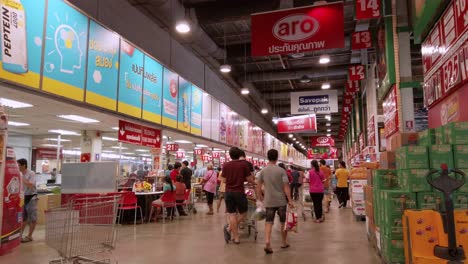 La-Gente-Está-Comprando-Comestibles-En-Los-Supermercados-Después-De-Que-El-Gobierno-Tailandés-Anunciara-El-Cierre-De-Bangkok-Para-Resolver-El-Problema-Del-Covid-19