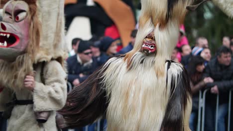 Disfraz-Peludo-De-Cabeza-Larga-Con-Cuernos-De-Kuker-Búlgaro