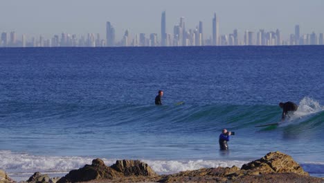 Surffotograf-–-Männlicher-Fotograf,-Der-Extreme-Bilder-Mit-Einer-Kamera-In-Wasserdichter-Hülle-Macht-–-Surfen-An-Den-Snapper-Rocks-–-Coolangatta,-Gold-Coast,-Australien