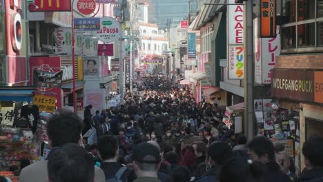 Multitud-De-Personas-Comprando-En-Takeshita-Dori-En-Harajuku,-Tokio,-Japón