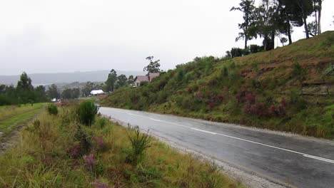 El-Coche-De-Carreras-Clásico-Verde-Acelera-El-Curso-Bajo-La-Lluvia-En-Simola-Hillclimb