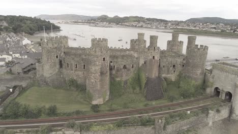 Vista-Aérea-Sobre-El-Castillo-De-Conwy-Ciudad-Medieval-Galesa-Hito-Histórico-órbita-Ascendente-Izquierda-Retroceder