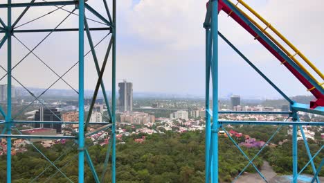 Luftaufnahmen-Durch-Die-Achterbahn-In-Umgekehrter-Richtung,-Skyline-Von-Mexiko-Stadt-Mit-Sechs-Flaggen