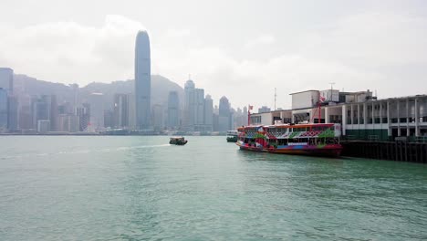 Centro-Cultural-De-Hong-Kong-Hasta-El-Muelle-Tsim-Sha-Tsui,-Con-El-Puerto-Victoria-En-El-Horizonte