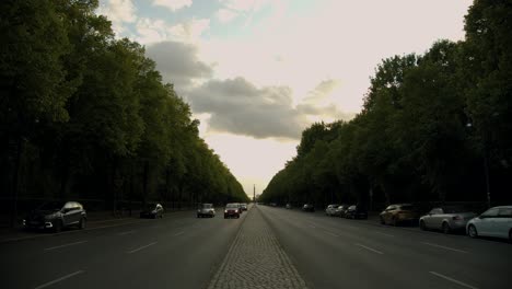 Verkehr-Auf-Der-Straße-Des-17.-Juni-Im-Berliner-Tiergarten-Und-Siegessäule