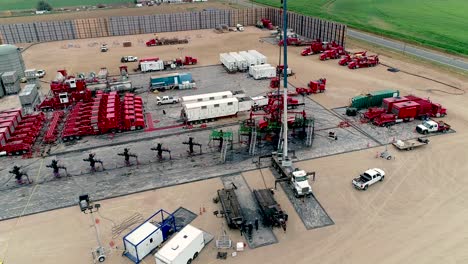 Diese-Nach-Vorne-Geneigte-Drohnenaufnahme-Zeigt-Details-Einer-Fracking-Operation