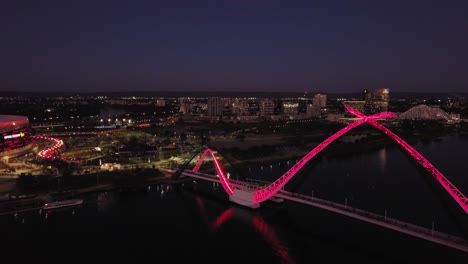 Luftaufnahme-Einer-Matagarup-Brücke-Am-Swan-River,-Die-Das-Optus-Stadion-In-Perth-Mit-Dem-Laufenden-Spiel-Zwischen-Man-Utd-Und-Perth-Glory-Freigibt