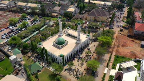 Cientos-De-Personas-Salen-De-La-Mezquita-Después-De-Las-Oraciones-Del-Viernes---Vista-Aérea-En-órbita