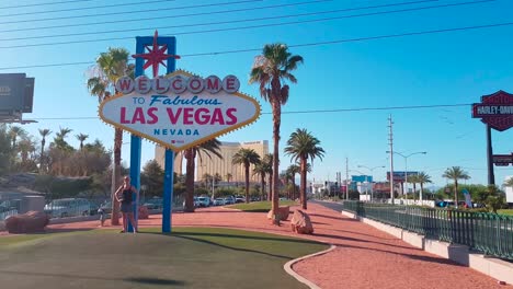 Plano-General-De-Bienvenida-Al-Fabuloso-Cartel-De-Las-Vegas-En-Un-Caluroso-Día-De-Verano-En-Las-Vegas,-Nevada,-Estados-Unidos