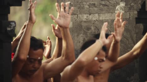 Männer-Betreten-Und-Beten-Während-Des-Kecak-Im-Pura-Besakih-Tempel-Auf-Bali,-Indonesien