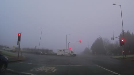 Pov-Dashboard-Fahren-Im-Britischen-Nebelwetter-Stadtverkehr