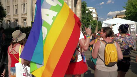 La-Marcha-De-Personas-Coloridas-Comenzó-En-El-Orgullo-De-Budapest,-La-Bandera-Del-Arco-Iris-De-La-Paz