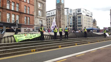 Die-Polizei,-Umgeben-Von-Transparenten,-Auf-Einer-Blockierten-Hauptstraße