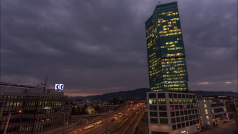 Primer-Torre-Zúrich-Ciudad-Suiza-Lapso-De-Tiempo-Día-A-Noche