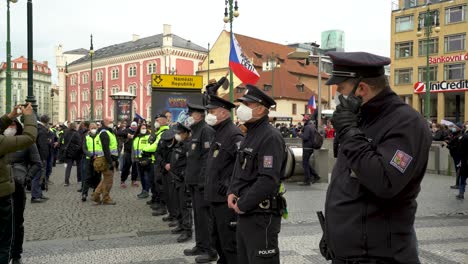 La-Policía-Se-Reunió-En-Las-Calles-De-Praga-Con-Máscaras-Rodeadas-De-Manifestantes-Durante-Las-Protestas-Contra-Las-Restricciones-De-Bloqueo-En-La-República-Checa