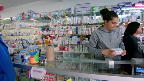 Pan-De-Mujer-De-Compras-En-Una-Pequeña-Farmacia-En-La-Ciudad-Fronteriza-Mexicana---Algodones-Mexico