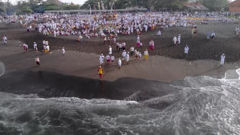 Luftaufnahme-über-Traditionellem-Reinigungsritual-In-Bali,-Indonesien