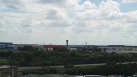 Antena-Amplia-Que-Establece-Una-Vista-De-La-Torre-De-Control-De-Tráfico-Aéreo-De-Los-Aeropuertos-De-Luton-Y-Aviones-En-Tierra-Durante-La-Pandemia-Del-Coronavirus