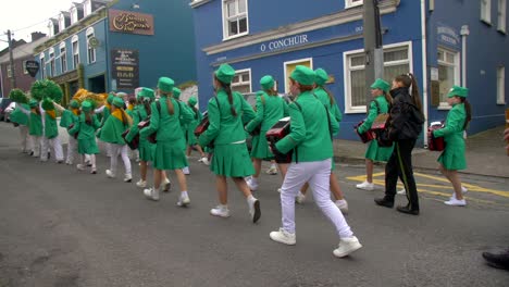 Niños-Vestidos-De-Verde-Tocando-Acordeones-Marchan-Por-Las-Calles-De-Dingle