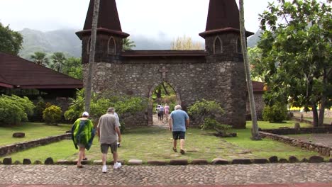 Der-Eingang-Der-Kathedrale-Von-Notre-Dame,-Taiohae,-Seed-Hiva,-Französisch-Polynesien