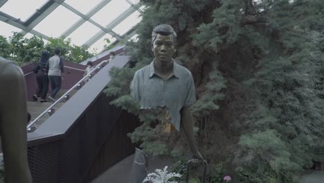 Sculpture-Group-Titled-"La-Famille-De-Voyageurs'-At-The-Flower-Dome,-Gardens-By-The-Bay,-Singapore---push-in-shot