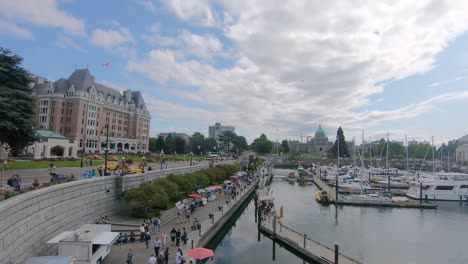 Vista-Panorámica-Derecha-Desde-El-Hotel-Fairmont-Emperatriz-Hasta-El-Paseo-Marítimo-En-Victoria,-Columbia-Británica,-Canadá