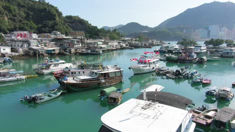 Imágenes-Aéreas-De-Paso-Bajo-De-Hong-Kong-Lei-Yue-Mun-Pescador-Y-Restaurantes-De-Mariscos-Pueblo-Y-Puerto-Deportivo-De-Botes-Pequeños