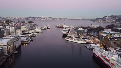 Luftaufnahme-Durch-Den-Hafen-Von-Bergen-Im-Ersten-Morgenlicht-Mit-Vielen-Schiffen,-Die-Daneben-Vertäut-Sind