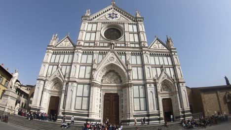 Diferentes-Vistas-De-Piazza-Della-Santa-Croce-Nos-Dan-Una-Perspectiva-De-Este-Sitio-Del-Patrimonio-Mundial-De-La-Unesco-Que-Se-Encuentra-En-El-Centro-De-Florencia,-Italia