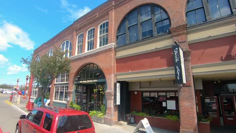 Driving-through-Victoria's-streets-on-tourist-panoramic-bus