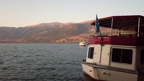 No-Hay-Gente---Barco-De-Pasajeros-Con-Bandera-Griega-En-El-Lago-Por-La-Tarde---Fundador