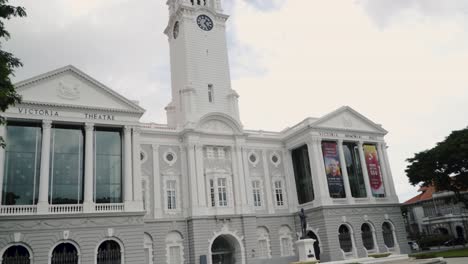 Vista-Frontal-Escénica-Del-Teatro-Victoria-Y-La-Sala-De-Conciertos-En-Singapur---Toma-Panorámica