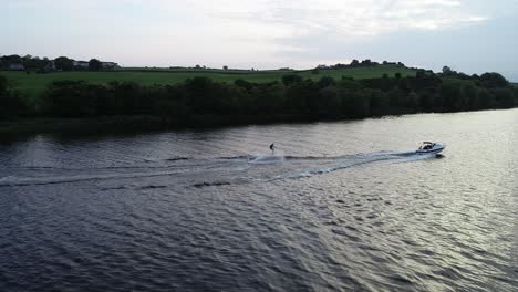 Zeitlupenaufnahme-Eines-Wasserskifahrers-Und-Eines-Schnellboots-Am-Nachmittag-Auf-Dem-Fluss-Bann